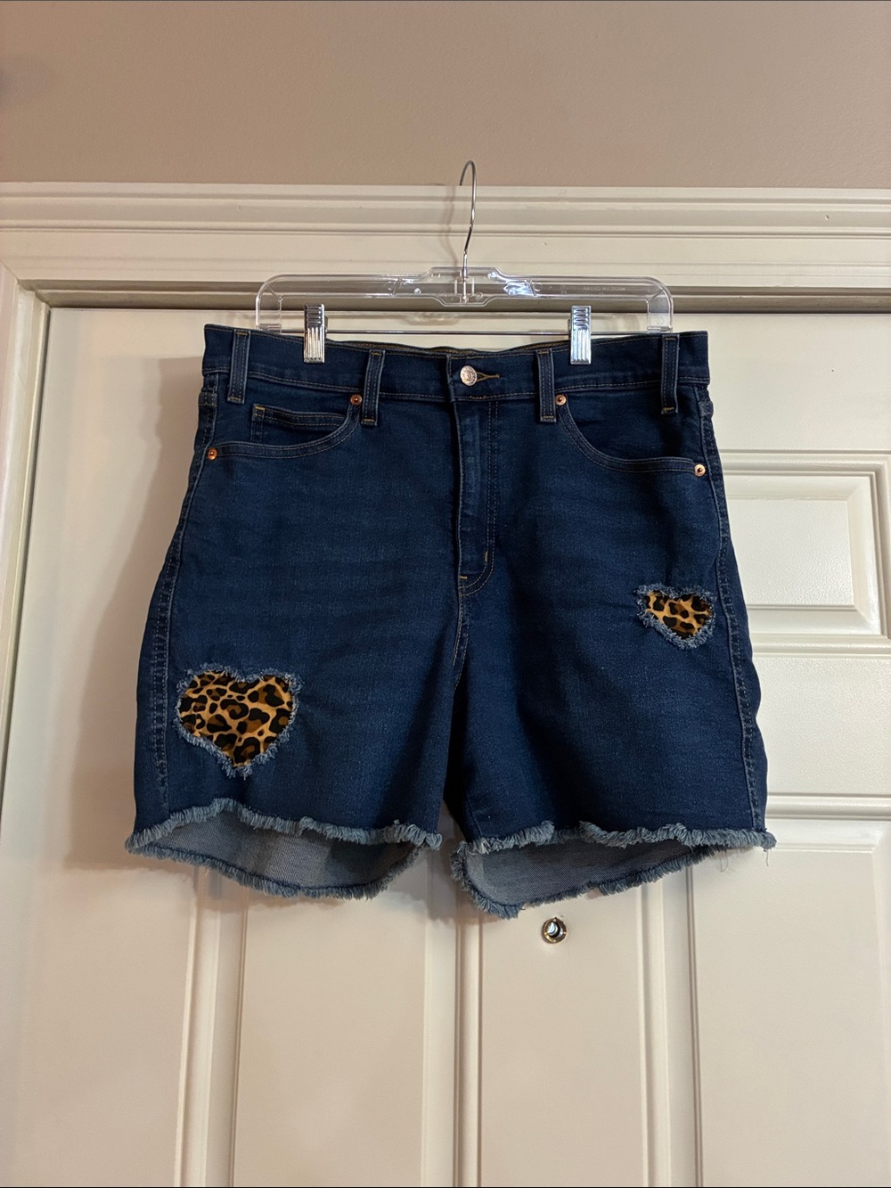 Women’s Designer Levi Jean Shorts w/ Hand-sewn Leopard Patched Hearts, Size 14 - Picture 3 of 9